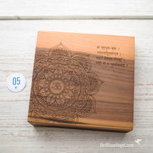Laden Sie das Bild in den Galerie-Viewer, Gayatri Mantra Board | 12,5 x 12 cm