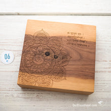 Laden Sie das Bild in den Galerie-Viewer, Gayatri Mantra Board | 12,5 x 12 cm