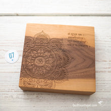 Laden Sie das Bild in den Galerie-Viewer, Gayatri Mantra Board | 12,5 x 12 cm