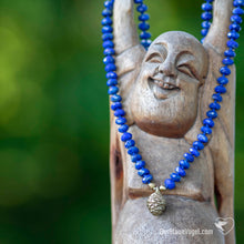 Laden Sie das Bild in den Galerie-Viewer, Edelstein Mala-Kette Lapislazuli mit Goldbronze Kiefernzapfen | Naturliebe Malas von Der Blaue Vogel