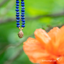 Laden Sie das Bild in den Galerie-Viewer, Edelstein Mala-Kette Lapislazuli mit Goldbronze Kiefernzapfen | Naturliebe Malas von Der Blaue Vogel