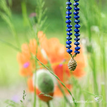 Laden Sie das Bild in den Galerie-Viewer, Edelstein Mala-Kette Lapislazuli mit Goldbronze Kiefernzapfen | Naturliebe Malas von Der Blaue Vogel