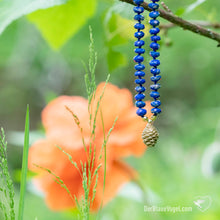 Laden Sie das Bild in den Galerie-Viewer, Edelstein Mala-Kette Lapislazuli mit Goldbronze Kiefernzapfen | Naturliebe Malas von Der Blaue Vogel