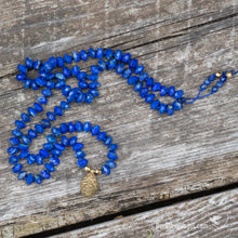 Laden Sie das Bild in den Galerie-Viewer, Edelstein Mala-Kette Lapislazuli mit Goldbronze Kiefernzapfen | Naturliebe Malas von Der Blaue Vogel