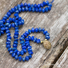 Laden Sie das Bild in den Galerie-Viewer, Edelstein Mala-Kette Lapislazuli mit Goldbronze Kiefernzapfen | Naturliebe Malas von Der Blaue Vogel