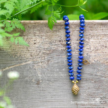 Laden Sie das Bild in den Galerie-Viewer, Edelstein Mala-Kette Lapislazuli mit Goldbronze Kiefernzapfen | Naturliebe Malas von Der Blaue Vogel