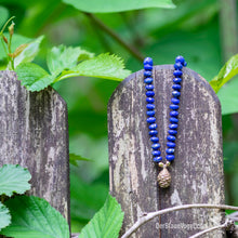 Laden Sie das Bild in den Galerie-Viewer, Edelstein Mala-Kette Lapislazuli mit Goldbronze Kiefernzapfen | Naturliebe Malas von Der Blaue Vogel