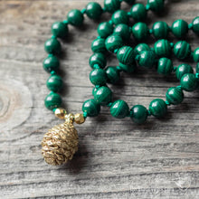 Laden Sie das Bild in den Galerie-Viewer, Edelstein Mala-Kette Malachit mit Goldbronze Kiefernzapfen | Naturliebe Malas von Der Blaue Vogel