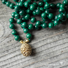 Laden Sie das Bild in den Galerie-Viewer, Edelstein Mala-Kette Malachit mit Goldbronze Kiefernzapfen | Naturliebe Malas von Der Blaue Vogel