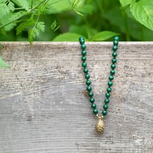 Laden Sie das Bild in den Galerie-Viewer, Edelstein Mala-Kette Malachit mit Goldbronze Kiefernzapfen | Naturliebe Malas von Der Blaue Vogel