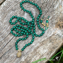 Laden Sie das Bild in den Galerie-Viewer, Edelstein Mala-Kette Malachit mit Goldbronze Kiefernzapfen | Naturliebe Malas von Der Blaue Vogel