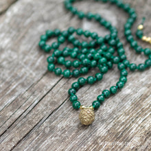 Laden Sie das Bild in den Galerie-Viewer, Edelstein Mala-Kette Malachit mit Goldbronze Kiefernzapfen | Naturliebe Malas von Der Blaue Vogel