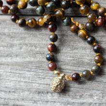 Laden Sie das Bild in den Galerie-Viewer, Tigerauge 108 Perlen Mala mit 5 gesichtiger Rudraksha aus Goldbronze | Der Blaue Vogel