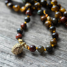 Laden Sie das Bild in den Galerie-Viewer, Tigerauge 108 Perlen Mala mit 5 gesichtiger Rudraksha aus Goldbronze | Der Blaue Vogel