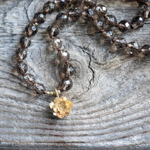 Laden Sie das Bild in den Galerie-Viewer, Naturliebe Mala aus Rauchqarz und 14 K Gold Anhänger | Der Blaue Vogel