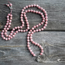 Laden Sie das Bild in den Galerie-Viewer, Rhodochrosit Mala mit Sterling Silber Anhänger | Der Blaue Vogel