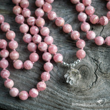 Laden Sie das Bild in den Galerie-Viewer, Rhodochrosit Mala mit Sterling Silber Anhänger | Der Blaue Vogel