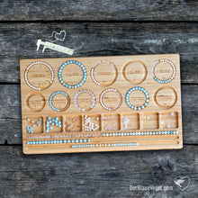 Laden Sie das Bild in den Galerie-Viewer, Großes Armband-Perlenbrett aus Holz | Large Wooden Braceletboard, Wooden Beadingboard wiith Inches 1/4 inch steps | Handmade by Der Blaue Vogel
