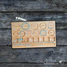 Laden Sie das Bild in den Galerie-Viewer, Großes Armband-Perlenbrett aus Holz | Large Wooden Braceletboard, Wooden Beadingboard wiith Inches 1/4 inch steps | Handmade by Der Blaue Vogel