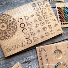 Laden Sie das Bild in den Galerie-Viewer, Chakra Board mit Hasta Mudras, 7 Ckakren, 5 Elemente | Der Blaue Vogel | Perlenbretter & Malas